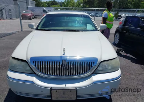 2006 Lincoln Town Car Designer Series from USA, damaged, VIN 1LNHM83V36Y614849